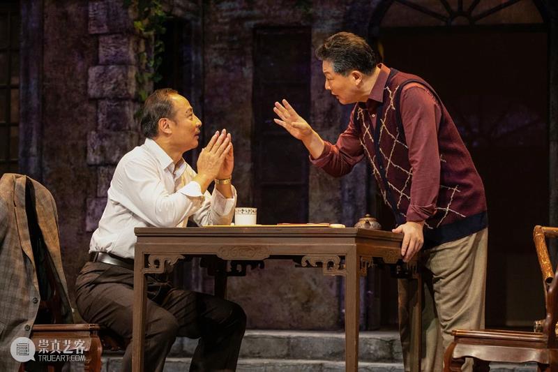 周野芒的“敢”不是冒犯，是只讲真话 周野芒 家客 晚场 演员 浅灰色 衬衫 化妆间 观众 上海话剧艺术中心 门口 崇真艺客