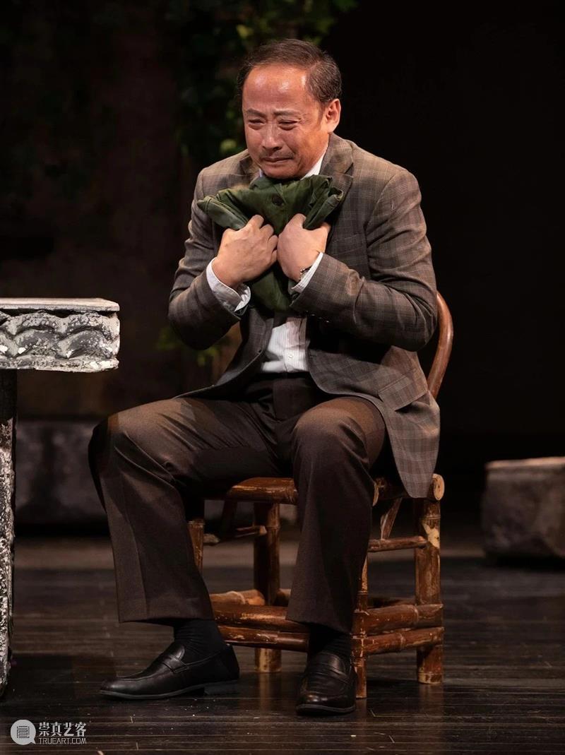 周野芒的“敢”不是冒犯,是只讲真话 周野芒 家客 晚场 演员 浅灰色 衬衫 化妆间 观众 上海话剧艺术中心 门口 崇真艺客