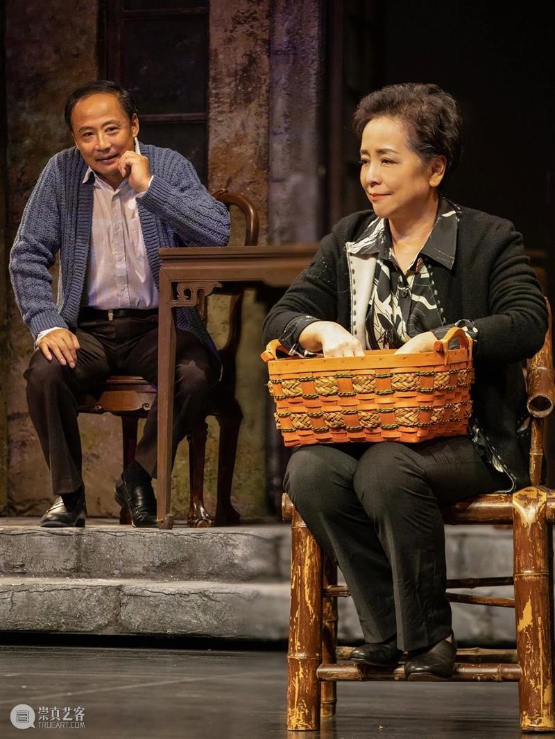 周野芒的“敢”不是冒犯,是只讲真话 周野芒 家客 晚场 演员 浅灰色 衬衫 化妆间 观众 上海话剧艺术中心 门口 崇真艺客