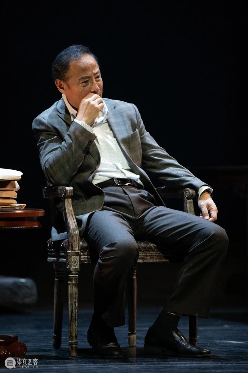 周野芒的“敢”不是冒犯,是只讲真话 周野芒 家客 晚场 演员 浅灰色 衬衫 化妆间 观众 上海话剧艺术中心 门口 崇真艺客
