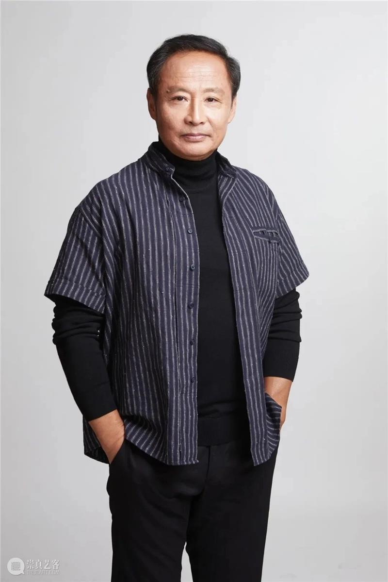 周野芒的“敢”不是冒犯,是只讲真话 周野芒 家客 晚场 演员 浅灰色 衬衫 化妆间 观众 上海话剧艺术中心 门口 崇真艺客