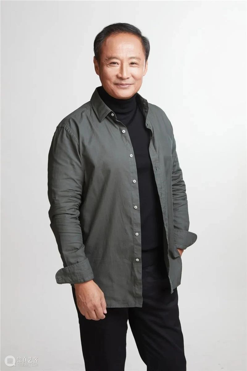 周野芒的“敢”不是冒犯,是只讲真话 周野芒 家客 晚场 演员 浅灰色 衬衫 化妆间 观众 上海话剧艺术中心 门口 崇真艺客