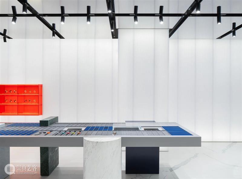材质的对比，MOMIC 手表品牌集合店 / 西涛设计工作室 西涛设计工作室 手表 品牌 MOMIC 材质 Studio 蜜糖 白色 大理石 体块 崇真艺客