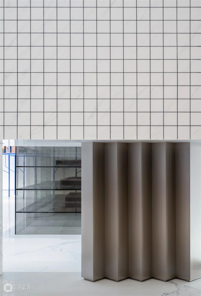 材质的对比，MOMIC 手表品牌集合店 / 西涛设计工作室 西涛设计工作室 手表 品牌 MOMIC 材质 Studio 蜜糖 白色 大理石 体块 崇真艺客