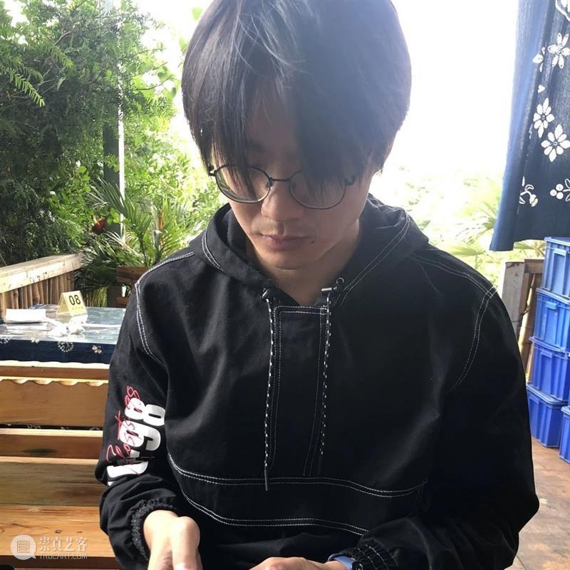 闭 幕 将 至 ！10.18 “忍不住转身”闭幕活动 活动 0113:00 展人 黄文珑 地点 中间美术馆 前台 导览 门票 策展人 崇真艺客