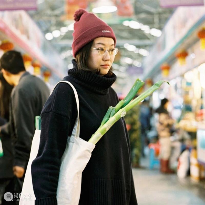 闭 幕 将 至 ！10.18 “忍不住转身”闭幕活动 活动 0113:00 展人 黄文珑 地点 中间美术馆 前台 导览 门票 策展人 崇真艺客