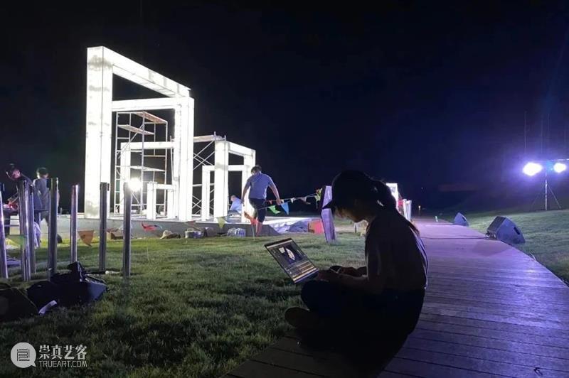 邱宇X某集体 | 在城市湖畔点亮一座“时空之门” 邱宇 集体 城市 时空之门 湖畔 艺术家 无限 合肥华侨城 空港国际 小镇 崇真艺客