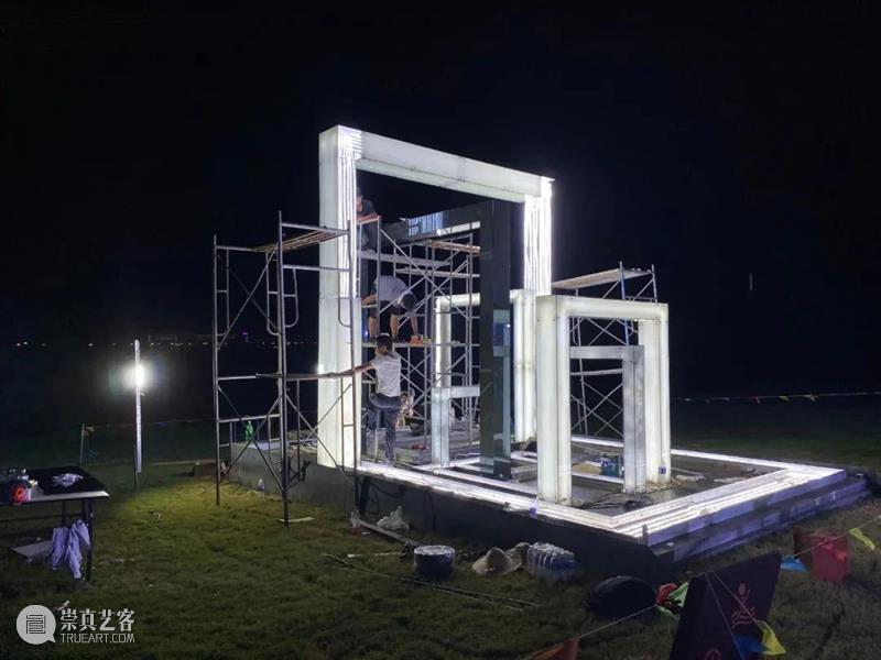 邱宇X某集体 | 在城市湖畔点亮一座“时空之门” 邱宇 集体 城市 时空之门 湖畔 艺术家 无限 合肥华侨城 空港国际 小镇 崇真艺客