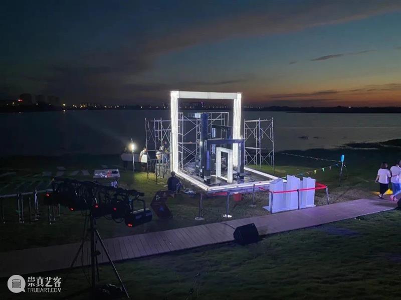 邱宇X某集体 | 在城市湖畔点亮一座“时空之门” 邱宇 集体 城市 时空之门 湖畔 艺术家 无限 合肥华侨城 空港国际 小镇 崇真艺客