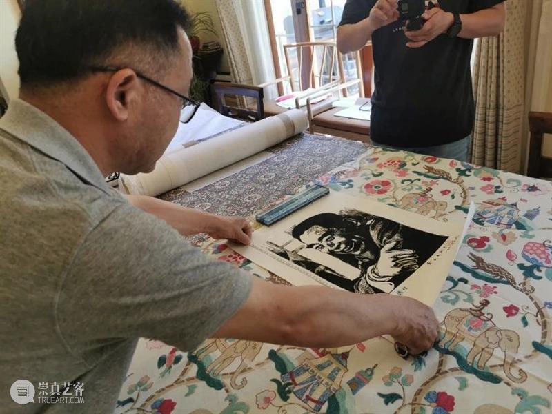 黄永玉将北京奥运主题巨幅作品《中国=mc²》捐赠给北京画院 黄永玉 中国 北京 奥运 主题 作品 北京画院 油画 版画 艺术展 崇真艺客