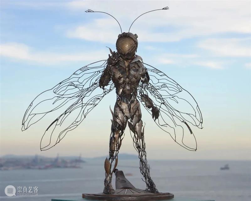 雕塑丨通过对金属材料的切割、锻造、焊接、打磨，构成体积或空间的艺术形式 雕塑 金属 材料 体积 空间 艺术 形式 上方 中国舞台美术学会 右上 崇真艺客