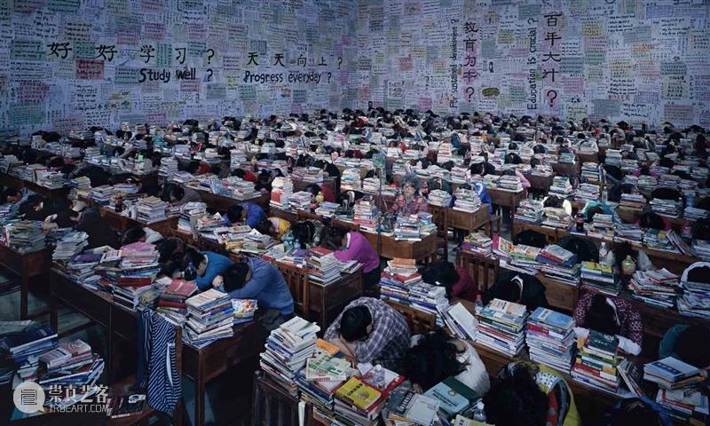 SCôP Conversation | 王庆松：大繁至简，以摆拍回应社会巨变 王庆松 社会 当时 作品 跟我学 伦敦 佳士得 人民币 目前 照片 崇真艺客
