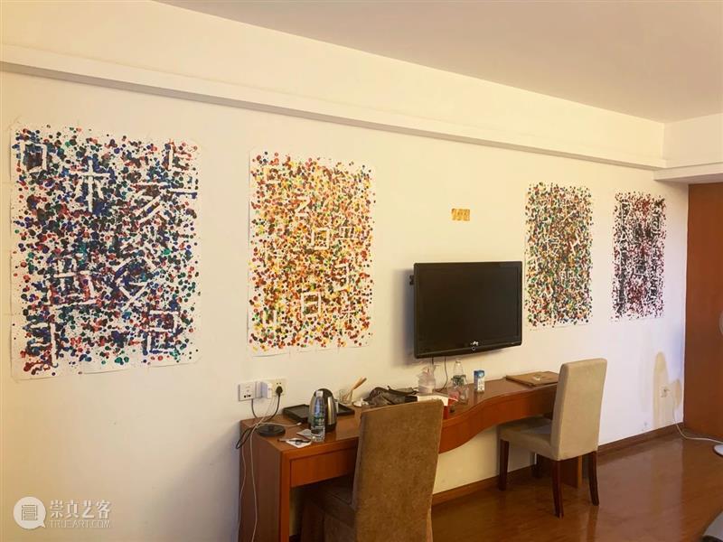 作为黑镜中的2020蔡灿煌 | 展览后记 黑镜 蔡灿煌 后记 马德里街头 候车亭 镜面 广告 镜子 段少锋 梁文道 崇真艺客