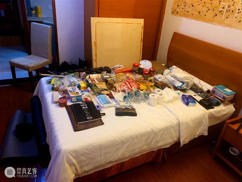 作为黑镜中的2020蔡灿煌 | 展览后记 黑镜 蔡灿煌 后记 马德里街头 候车亭 镜面 广告 镜子 段少锋 梁文道 崇真艺客
