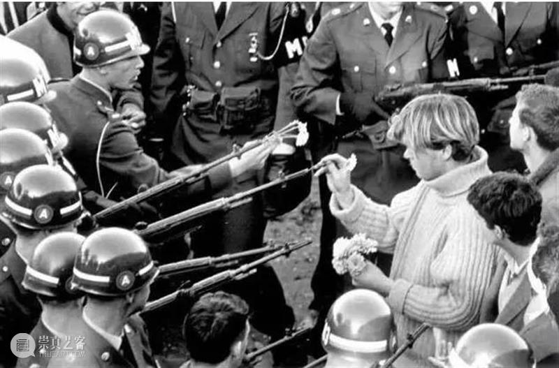 三为｜草间弥生与嬉皮士 草间弥生 嬉皮士 墙上 知了 造物者 手势 背影 世界 蔡康永 日语 崇真艺客