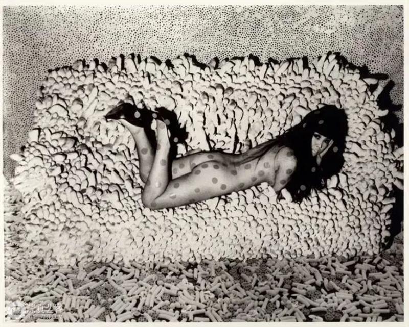 三为｜草间弥生与嬉皮士 草间弥生 嬉皮士 墙上 知了 造物者 手势 背影 世界 蔡康永 日语 崇真艺客