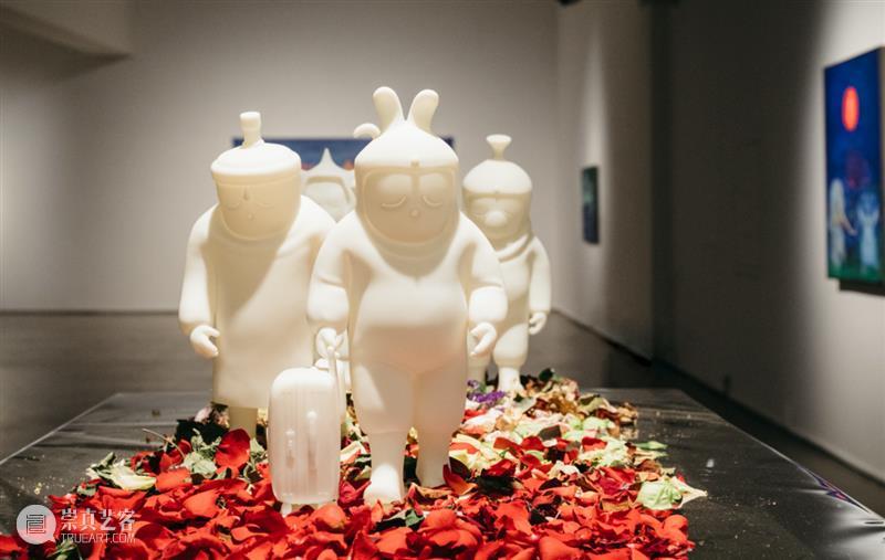 早年间捕蛇奇人，三里屯画尽人间百态，刘国义“今日”呈现个展“幻与弦” 刘国义 个展 早年 奇人 三里屯 人间 百态 名称 策展人 王春辰 崇真艺客