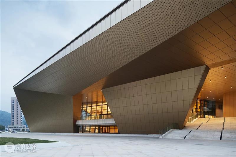 三门剧院 / 浙江大学建筑设计研究院 视频资讯 ADCNews 剧院 浙江大学建筑设计研究院 章鱼 工作室 项目 三门县 行政 文化 中心 多功能 崇真艺客