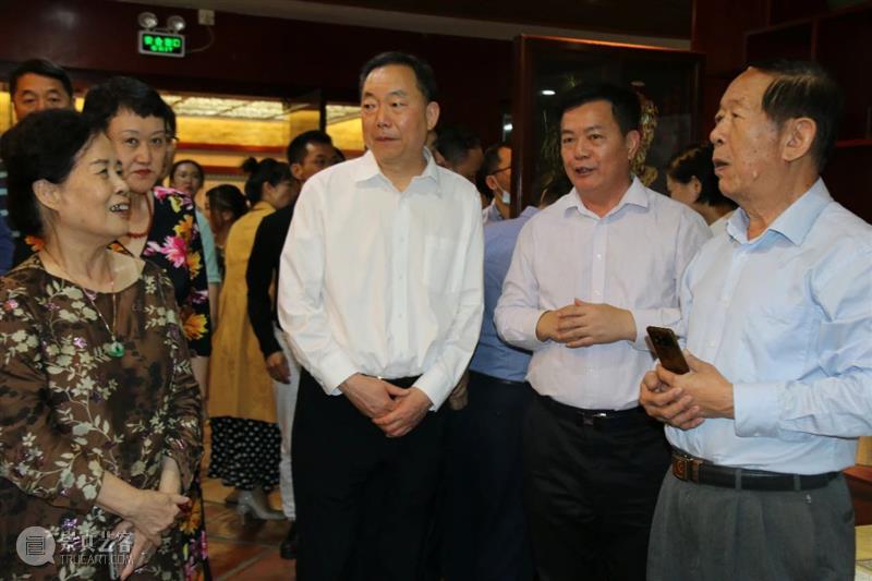 庆祝勇立潮头•海滨邹鲁非遗公益展开幕式圆满成功！  德顺宝企业文化 开幕式 海滨邹鲁非遗公益展 潮头 仪式 合照 深圳市政协 副主席 乔恒利 深圳市委 常委 崇真艺客