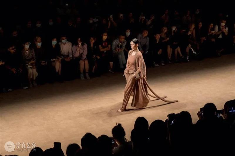 【IFA-时尚资讯】上海时装周-UMA WANGx三枪2021SS 陶子 上海 时装周 IFA 资讯 WANGx三枪2021SS 服装 肌肤 力量 王汁 UMA 崇真艺客