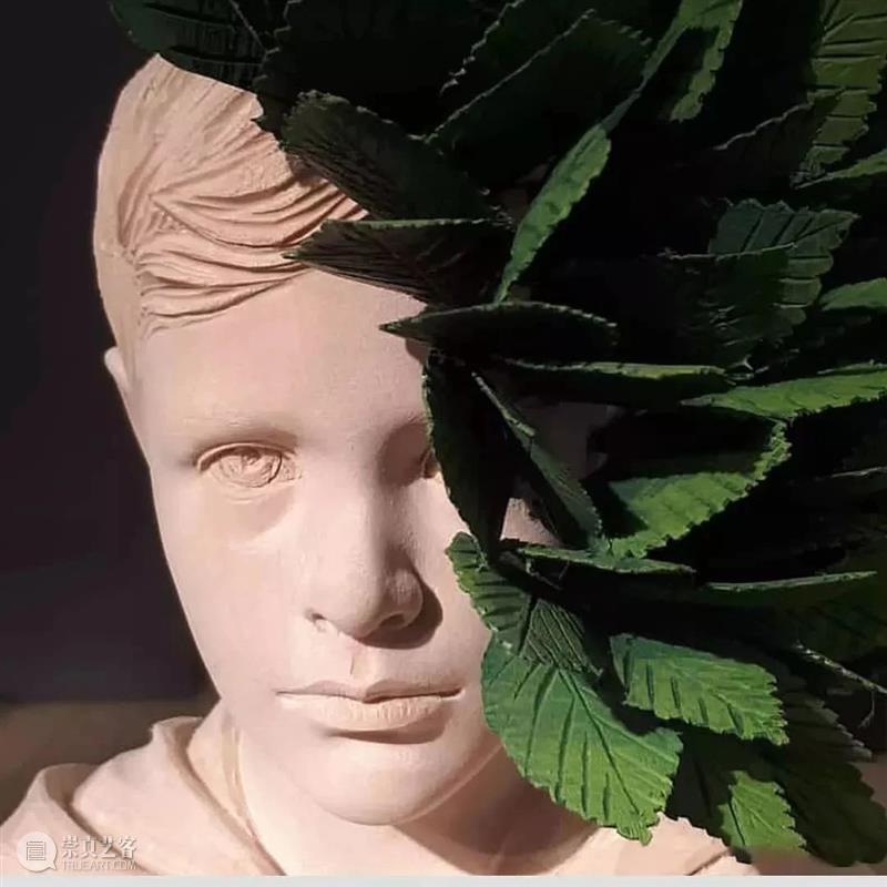 雕塑|这样的木雕作品以最出乎意料的方式将人物和事物融合在一起  中国舞台美术学会 作品 雕塑 木雕 方式 人物 事物 上方 中国舞台美术学会 右上 星标 崇真艺客