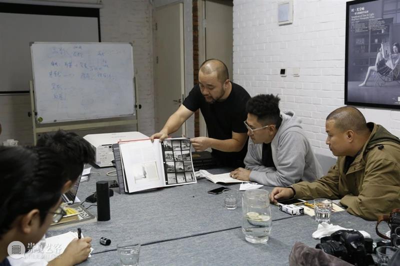 课程回顾|三种黑白风格的暗房课 暗房 课程 黑白风格 三影堂 计划 艺术家 王晶 国家 时期 摄影师 崇真艺客