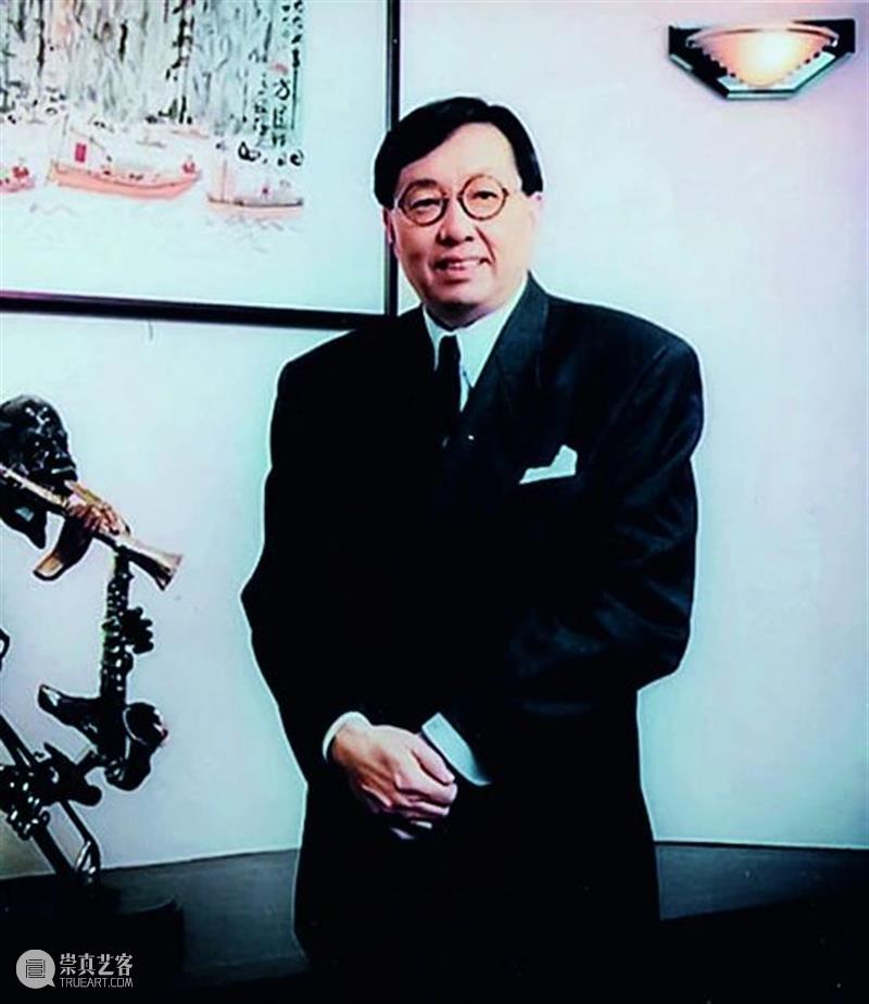 保利香港2020秋季拍卖 | 徐展堂藏「清乾隆青花缠枝莲八吉祥纹抱月瓶」赏析 保利香港 徐展堂 缠枝莲 八吉祥纹 清乾隆青花 中国 古董 地点 香港君悅酒店 香港湾仔 崇真艺客