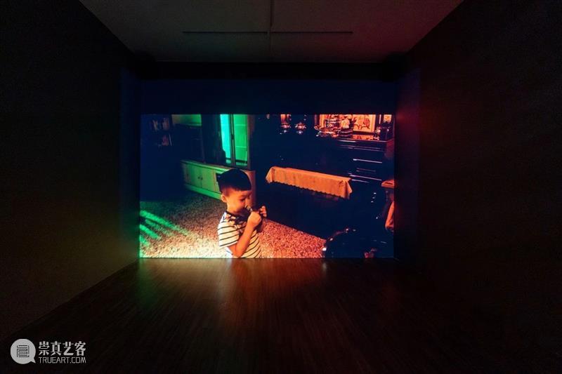 展览现场 | 许哲瑜：不寻常的某日 许哲瑜 现场 艺术家 许哲 Hsu Che 展期 地点 上海市 莫干山路50号4号楼 崇真艺客