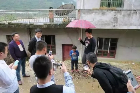 “最帅”藏族小伙一夜爆红,遭网红公司疯抢,为什么网友都极力反对? 小伙 藏族 网友 公司 康巴 名字 丁真 起因 摄影师 四川 崇真艺客
