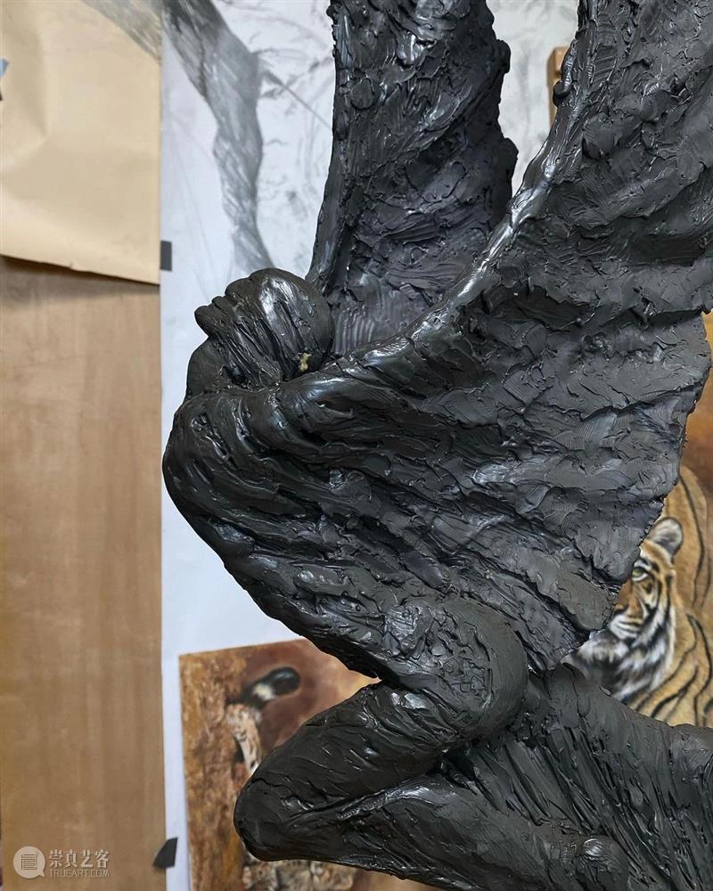 【雕塑】讲究的就是动态和力量感，看他的作品可算是对了！  学美术，看▷ 雕塑 动态 力量感 作品 END 崇真艺客