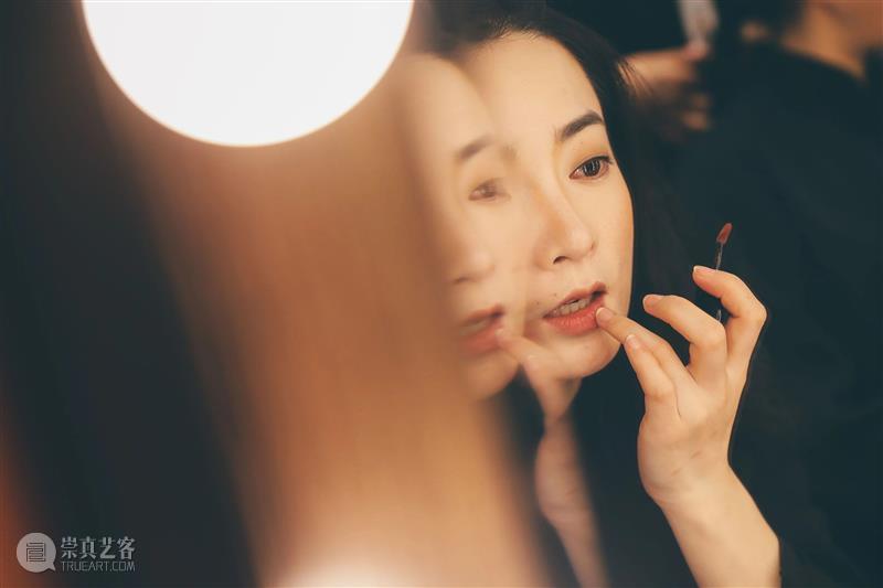 话剧《作家在地狱》:动人的,有力量的,充满朝气和锐气 视频资讯 上海话剧艺术中心 话剧 作家 地狱 朝气 锐气 力量 全金属元素 布景 呲呲 铁网 崇真艺客