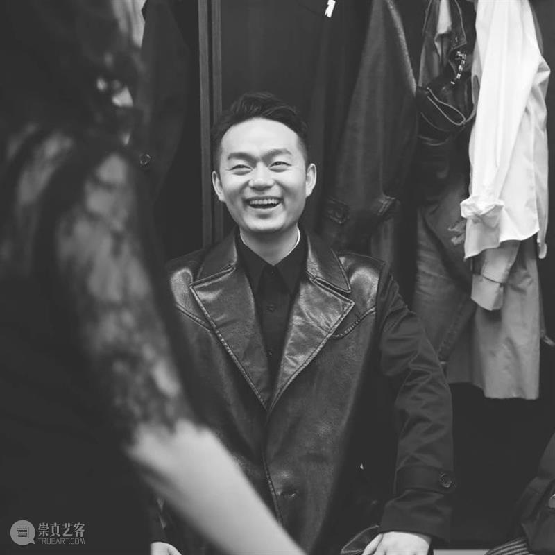 话剧《作家在地狱》:动人的,有力量的,充满朝气和锐气 视频资讯 上海话剧艺术中心 话剧 作家 地狱 朝气 锐气 力量 全金属元素 布景 呲呲 铁网 崇真艺客