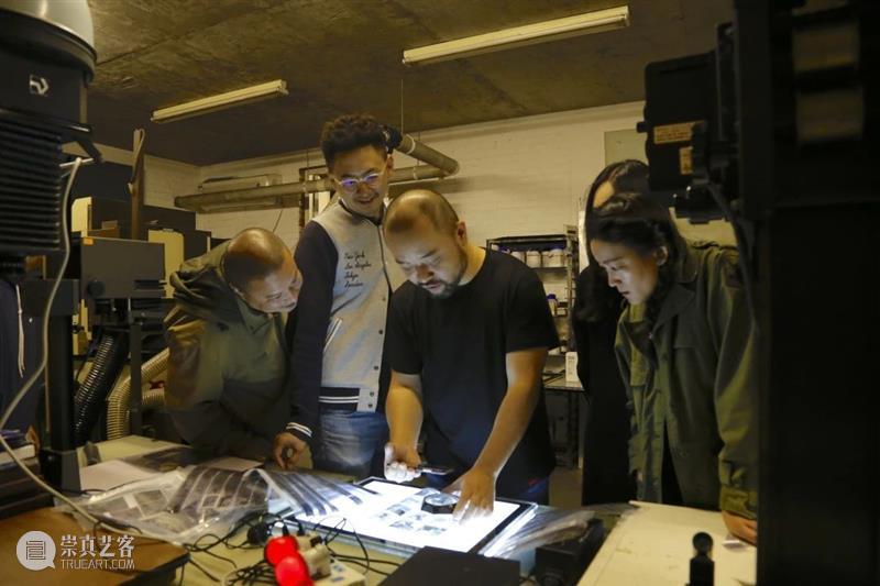 拍五条人的艺术家来开暗房课啦！｜集美·阿尔勒国际摄影季游学 集美 阿尔勒 国际 摄影季 艺术家 暗房 五条人 厦门 气候 三影堂 崇真艺客