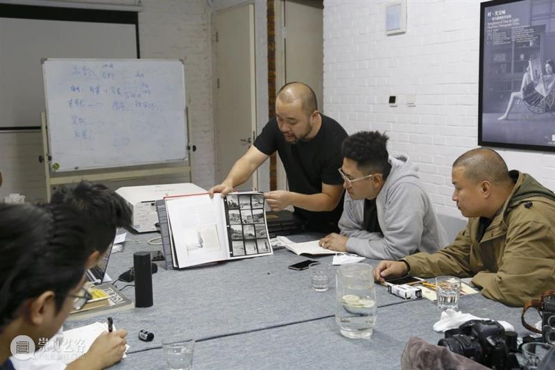 拍五条人的艺术家来开暗房课啦！｜集美·阿尔勒国际摄影季游学 集美 阿尔勒 国际 摄影季 艺术家 暗房 五条人 厦门 气候 三影堂 崇真艺客