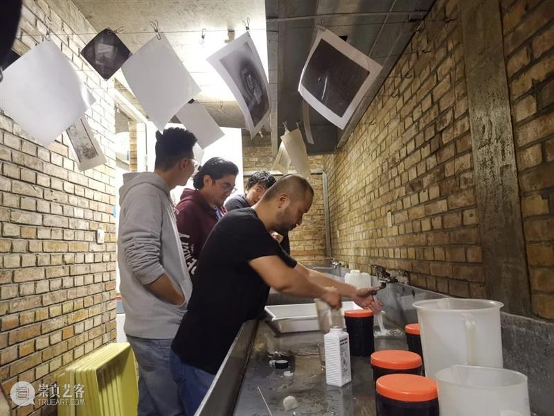 拍五条人的艺术家来开暗房课啦！｜集美·阿尔勒国际摄影季游学 集美 阿尔勒 国际 摄影季 艺术家 暗房 五条人 厦门 气候 三影堂 崇真艺客