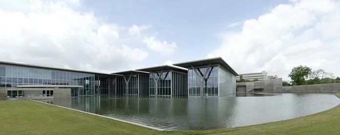【IFA-艺术赏析】“清水混凝土诗人”——安藤忠雄 安藤忠雄 清水混凝土 艺术 IFA 诗人 建筑 场地 街道 城市 河流 崇真艺客