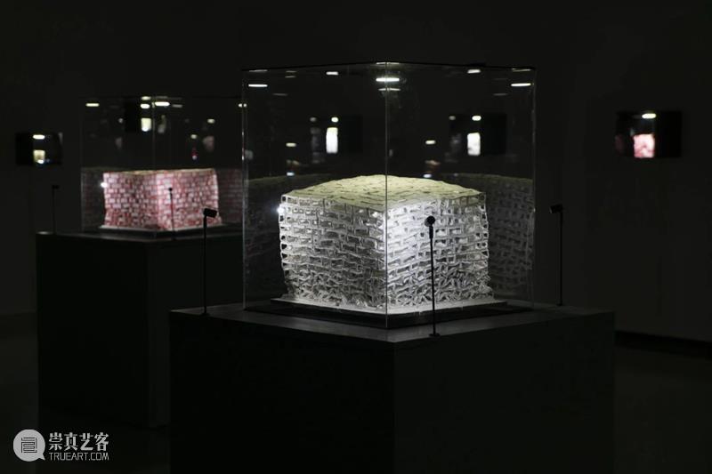 展览开放|“方力钧陶瓷”展在宋庄美术馆展出 宋庄美术馆 方力钧 陶瓷 展览 艺术 档案 宋庄美术馆二楼 南侧 展厅 作品 崇真艺客