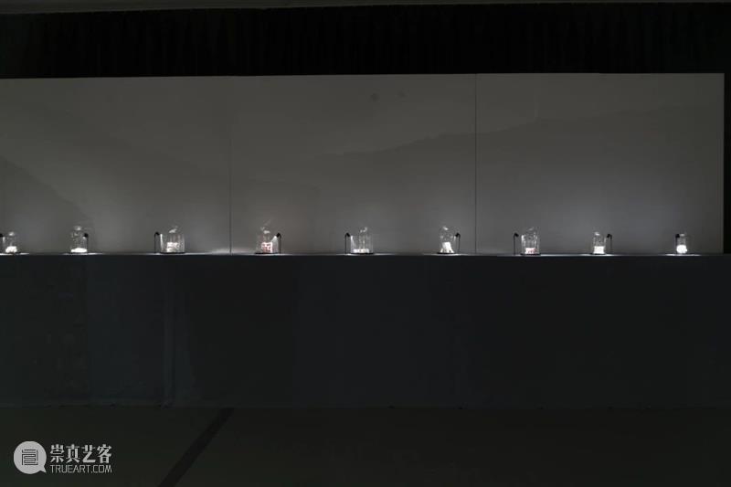 展览开放|“方力钧陶瓷”展在宋庄美术馆展出 宋庄美术馆 方力钧 陶瓷 展览 艺术 档案 宋庄美术馆二楼 南侧 展厅 作品 崇真艺客