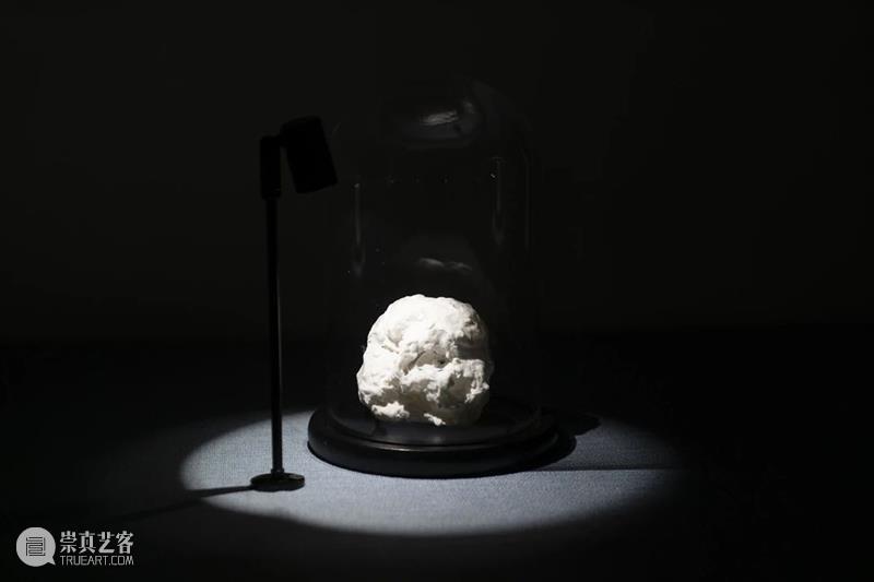 展览开放|“方力钧陶瓷”展在宋庄美术馆展出 宋庄美术馆 方力钧 陶瓷 展览 艺术 档案 宋庄美术馆二楼 南侧 展厅 作品 崇真艺客