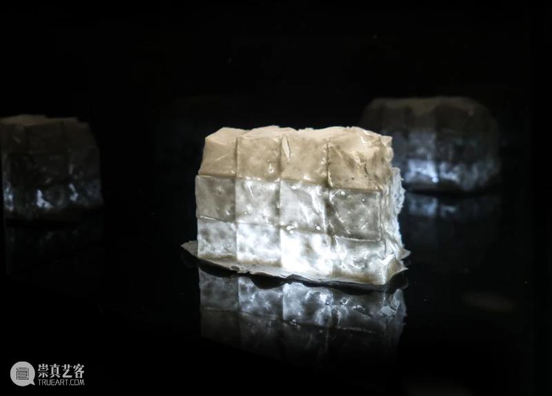展览开放|“方力钧陶瓷”展在宋庄美术馆展出 宋庄美术馆 方力钧 陶瓷 展览 艺术 档案 宋庄美术馆二楼 南侧 展厅 作品 崇真艺客
