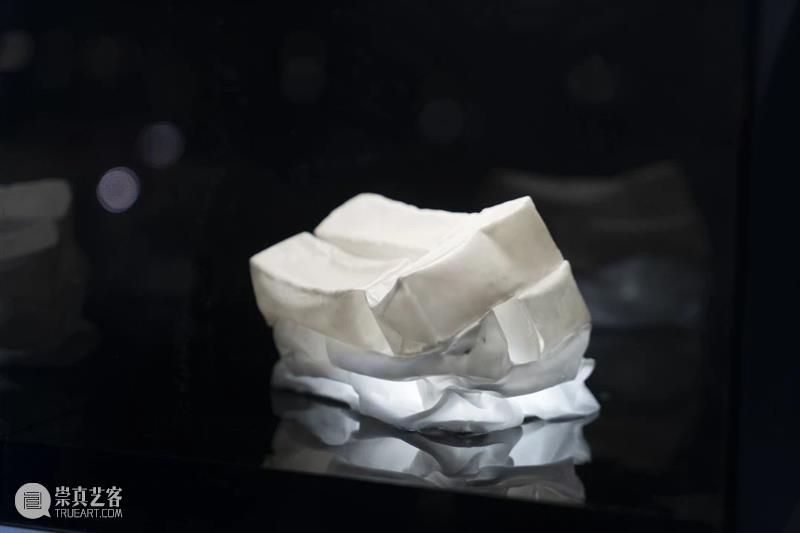 展览开放|“方力钧陶瓷”展在宋庄美术馆展出 宋庄美术馆 方力钧 陶瓷 展览 艺术 档案 宋庄美术馆二楼 南侧 展厅 作品 崇真艺客
