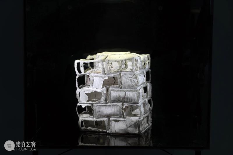 展览开放|“方力钧陶瓷”展在宋庄美术馆展出 宋庄美术馆 方力钧 陶瓷 展览 艺术 档案 宋庄美术馆二楼 南侧 展厅 作品 崇真艺客