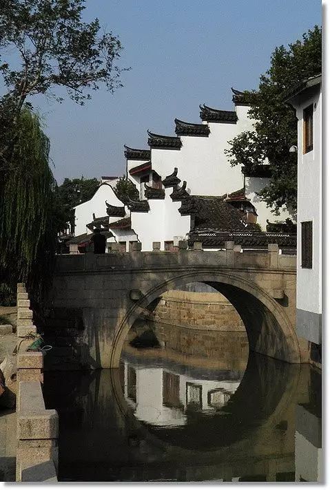 建筑丨站在屋顶看中国，真美！ 屋顶 中国 建筑 上方 中国舞台美术学会 右上 星标 本文 国学 精粹 崇真艺客