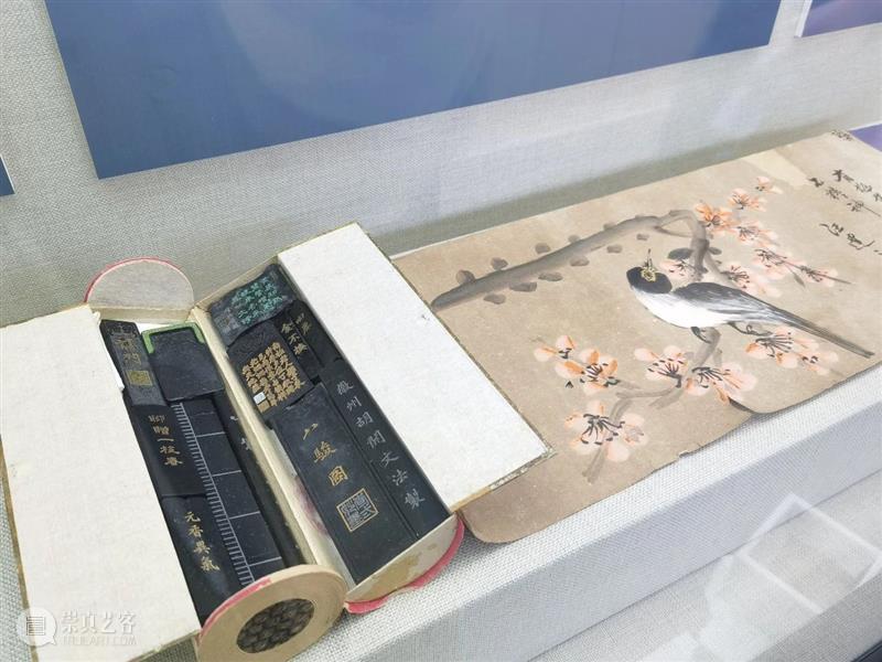 走!去虹桥机场品“乌金千秋照——徽墨专题展” 乌金 千秋 徽墨 专题展 虹桥机场 乌金千秋照——徽墨专题展 别后 徐汇艺术馆 期间 中国文化和旅游部 崇真艺客