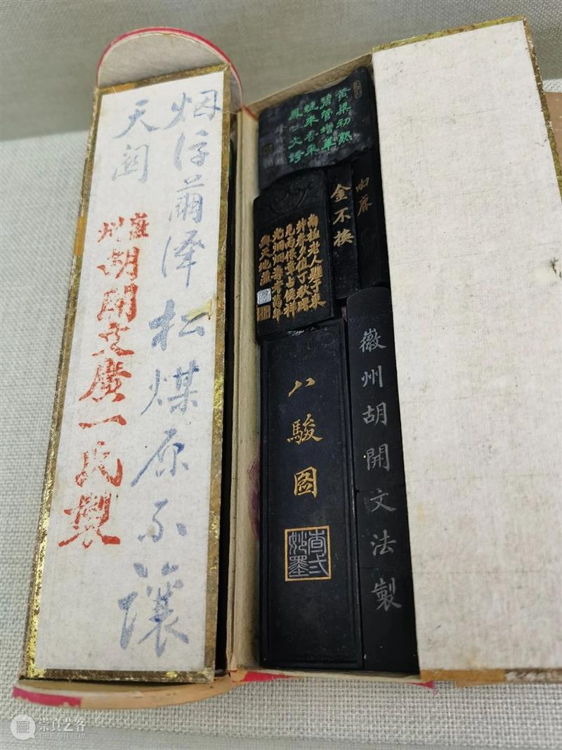 走!去虹桥机场品“乌金千秋照——徽墨专题展” 乌金 千秋 徽墨 专题展 虹桥机场 乌金千秋照——徽墨专题展 别后 徐汇艺术馆 期间 中国文化和旅游部 崇真艺客