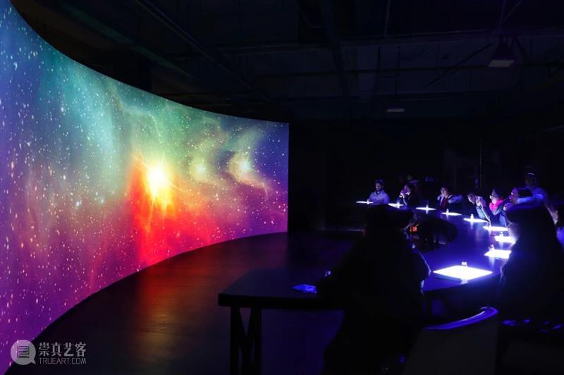 长10米的弧形投影幕墙+LED板，在宇宙边界品尝美食 视频资讯 数艺网 边界 弧形 幕墙 宇宙 LED板 美食 太空 晚餐 Planetopia 行星 崇真艺客