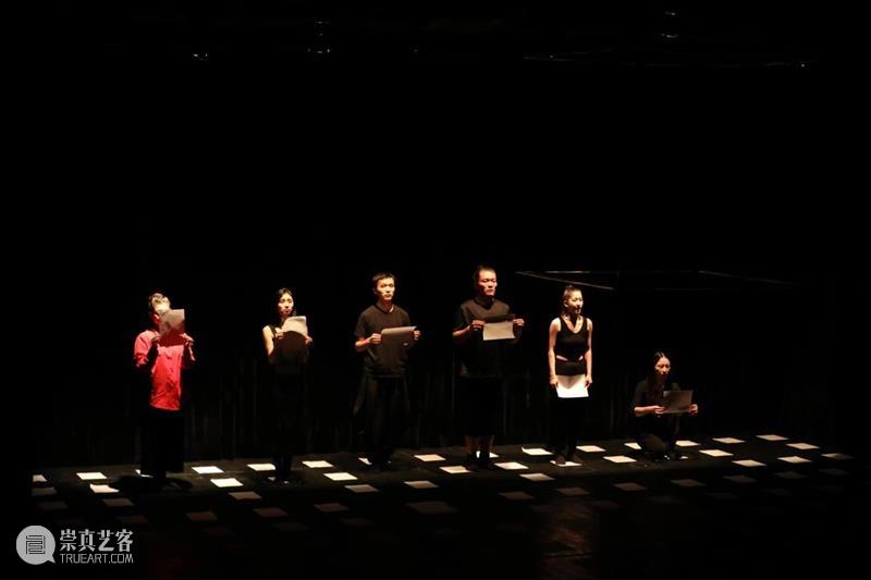 《绝对飞行机》回顾|演出本身是一场对话 绝对飞行机 程文明 导演 戏剧 双年展 单元 句号 片段 角色 神话 崇真艺客