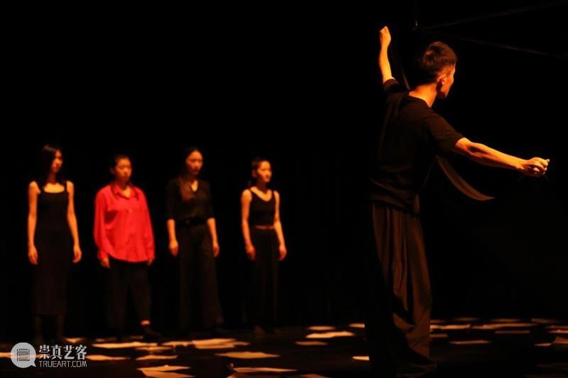 《绝对飞行机》回顾|演出本身是一场对话 绝对飞行机 程文明 导演 戏剧 双年展 单元 句号 片段 角色 神话 崇真艺客