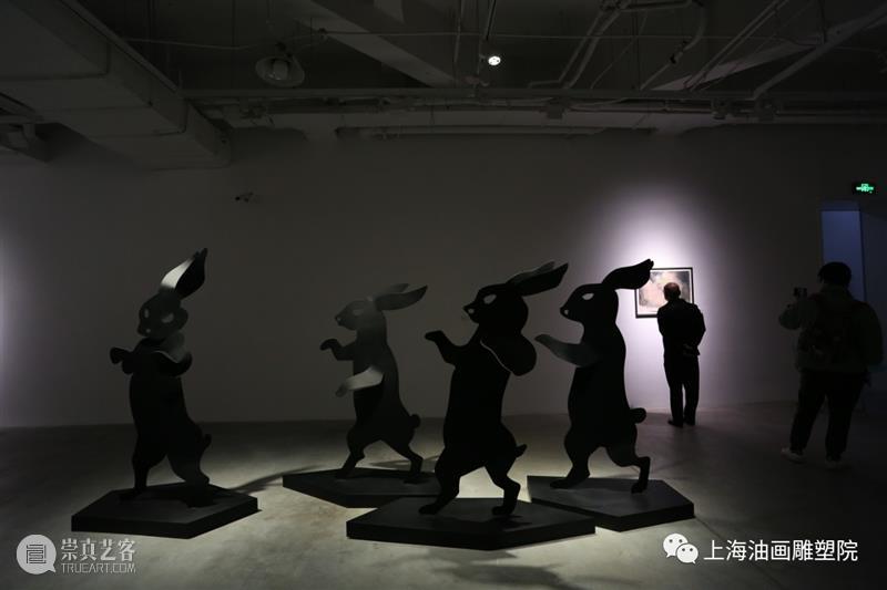 【上海油雕院 l 展览】“玩具国——袁侃作品展”今日开幕 玩具国 袁侃 作品展 上海 上方 上海油画雕塑院 活动 资讯 上海油画雕塑院美术馆 帷幕 崇真艺客