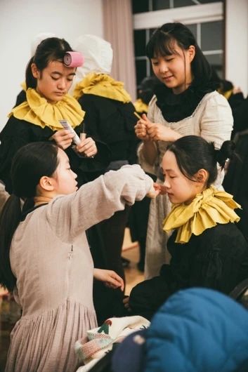 第二届上海市中小学生戏剧节昨晚闭幕 戏剧节 上海市 中小学生 上海话剧艺术中心 三楼 戏剧 沙龙 主题 背景板 演技 崇真艺客